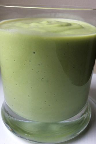 Batido de aguacate en vaso.
