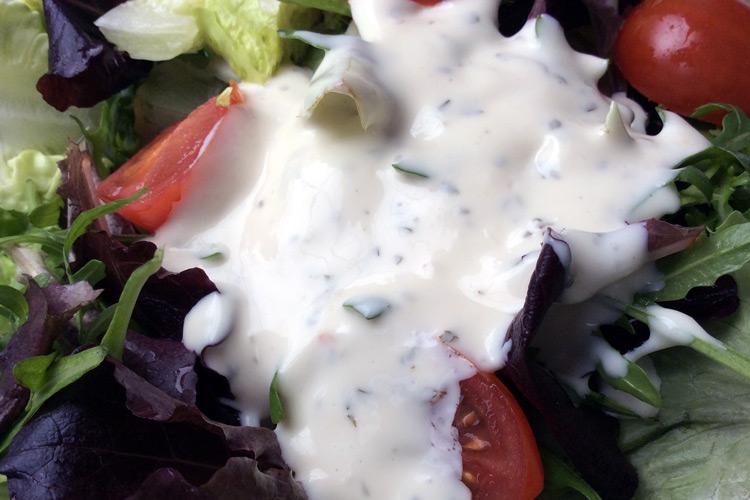 Ensalada con aliño al estilo del rancho.