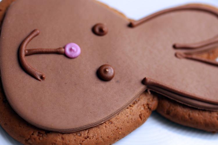 Galleta de jengibre en forma de cabeza de conejo con glaseado.