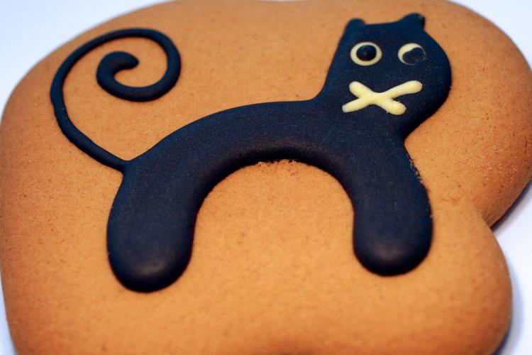 Galleta de jengibre con gato dibujada con chocolate.