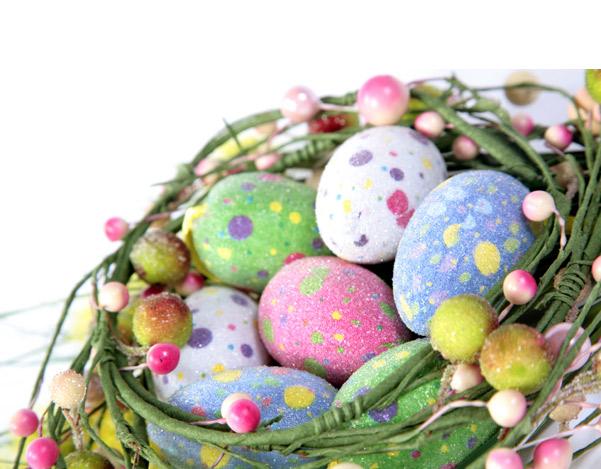 Un nido con huevos Decorados.