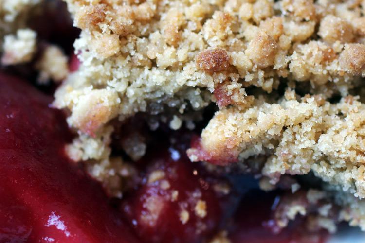 Postre de manzana y moras con migas dulces.