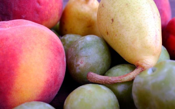 Slección de fruta incluyendo melocotón, pera y ciruela.