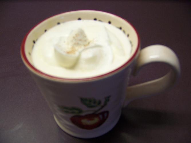 Una taza de café irlandés con nata.