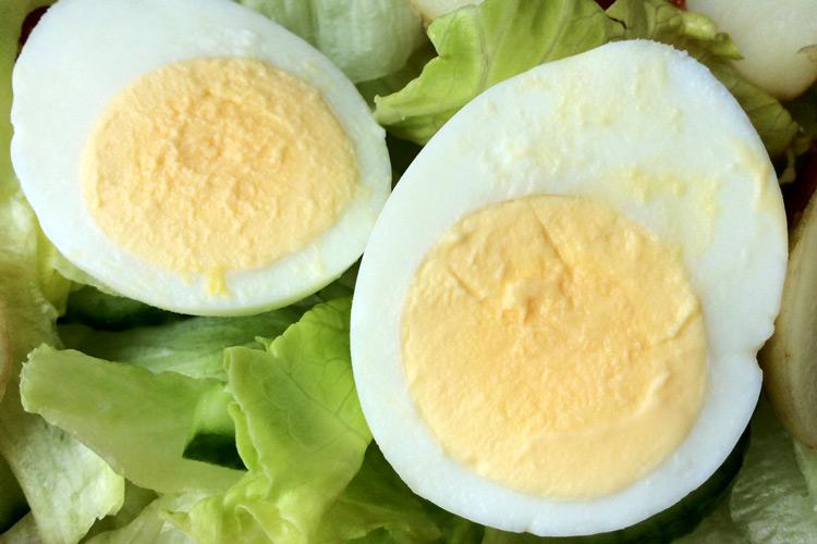 Ensalada de huevo duro y patata.