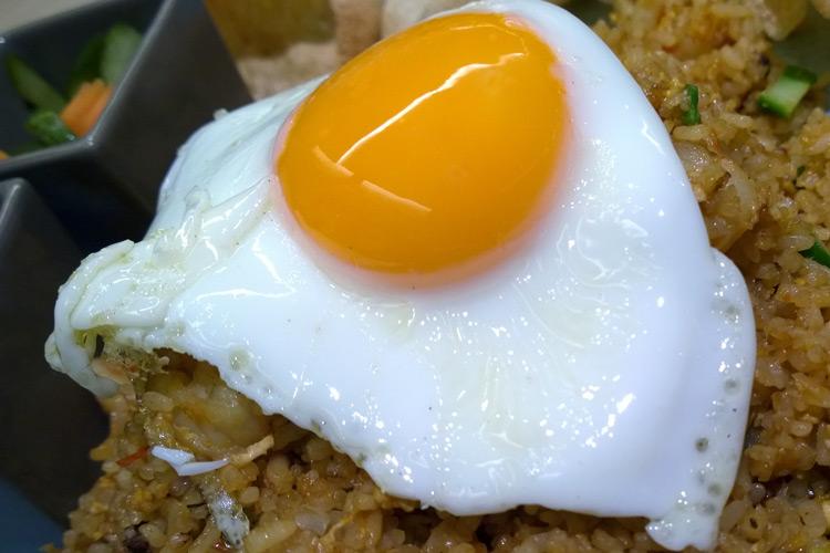 Nasi goreng con huevo frito.