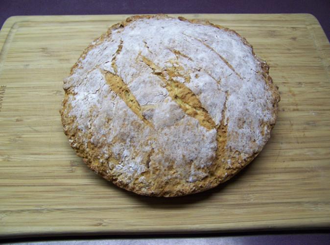 Pan de soda irlandés sobre tabla de madera.