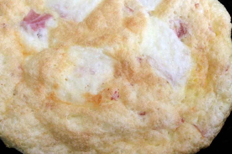 Tortilla suflé de jamón y queso.