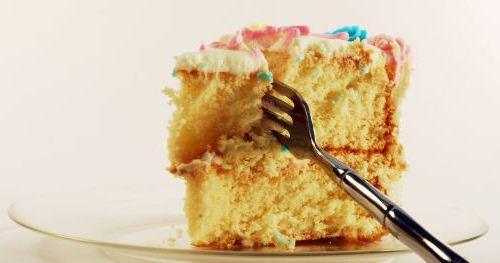 Trozo de pastel y tenedor.