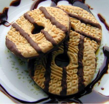 Galletas decoradas con lineas de chocolate.