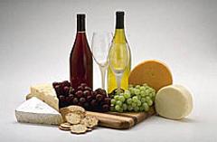 Brie, otros quesos franceses y botelllas de vino.