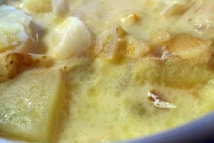 Un bol con sopa de Cullen, o Cullen skink.