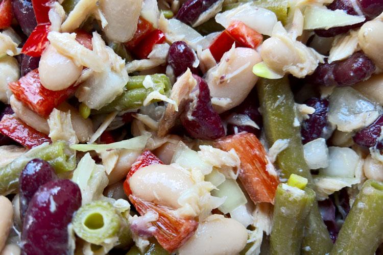 De talle de ensalada de alubias variadas con atún.