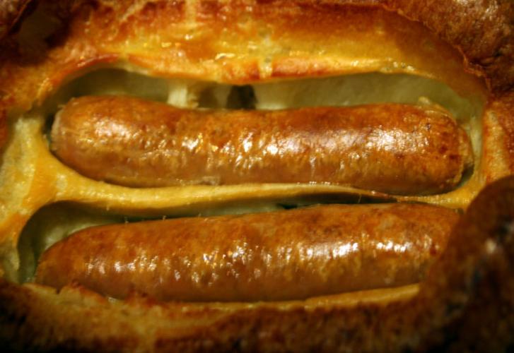 Salchichas asadas dentro de su masa todav'ia dentro del horno.
