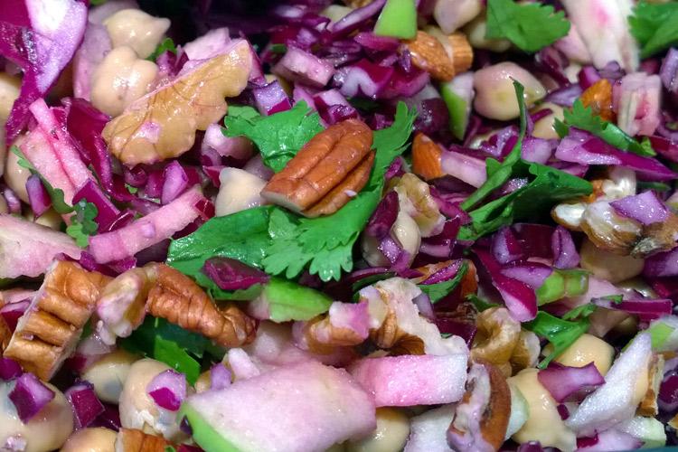 Ensalada completa con cebolla morada.