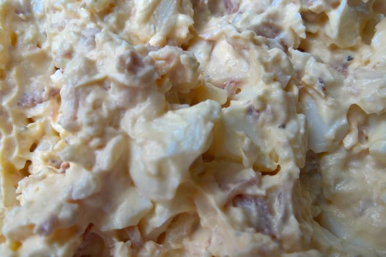 Ensalada de huevo duro y panceta frita.