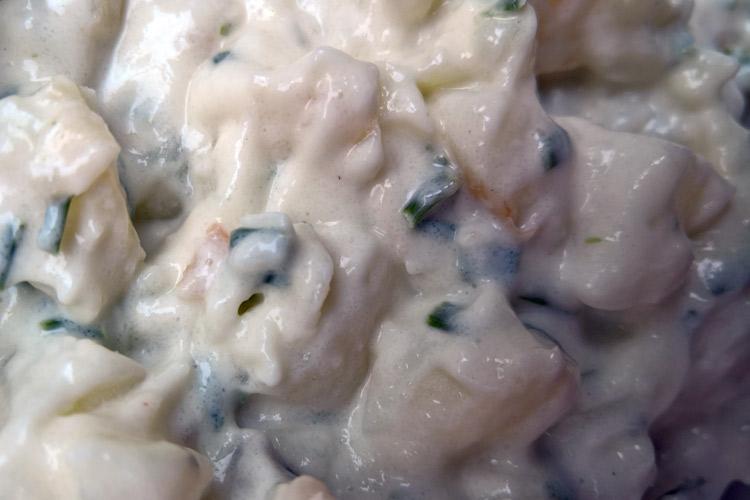 Ensalada ligada de patata con cebollino.
