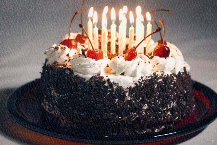 Una tarta de cumpleaños con velitas.