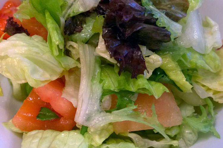Detalle de ensalada mixta.