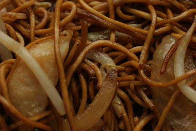 Chow mein con pollo.