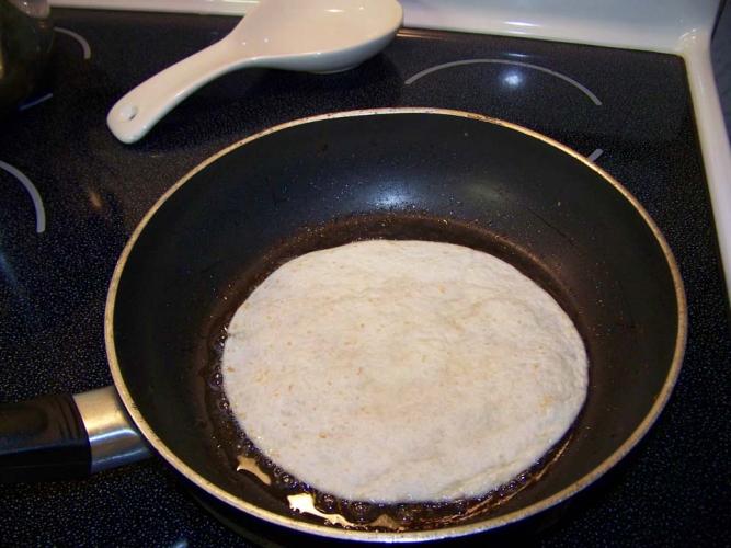Una tortilla cociéndose en una sartén.