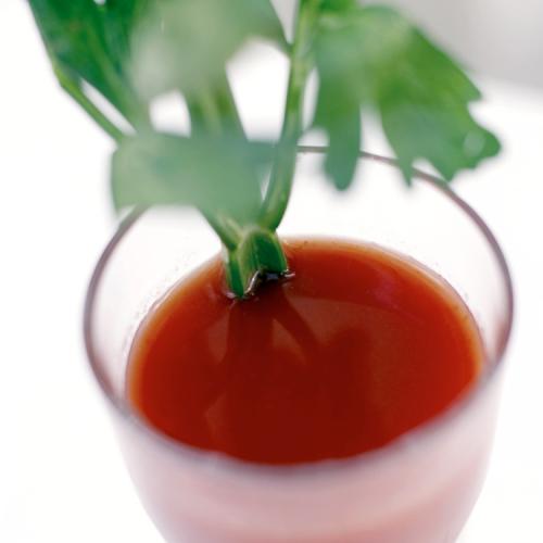 Zumo de tomate con rama de apio.