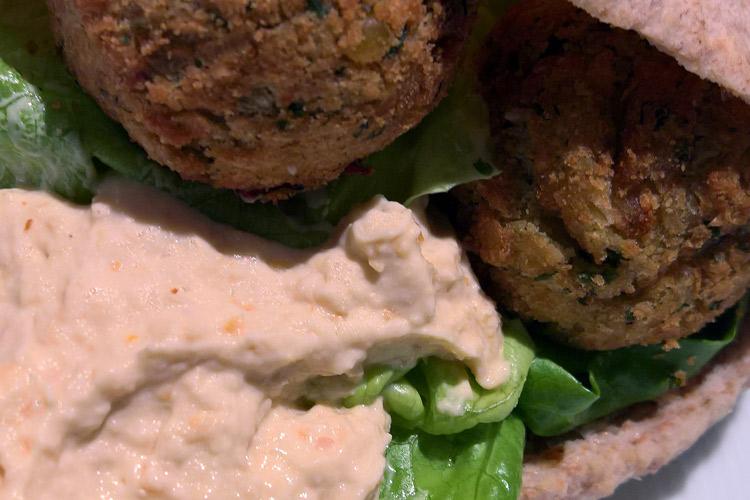 Humus y falafel.