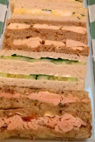 Sándwiches variados para la hora del té.
