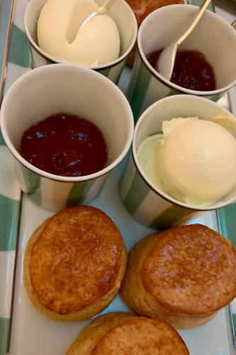 Scones con mermelada y nata.