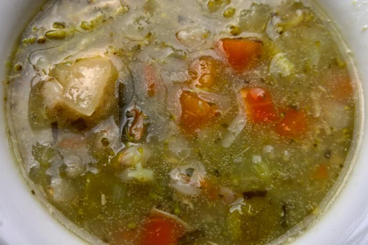 Sopa de verduras y pollo con trigo espelta.