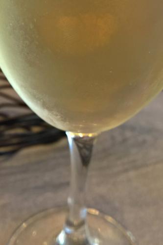 Una copa de vino blanco fr'io.