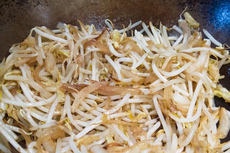 Brotes de soja salteados al estilo chino.