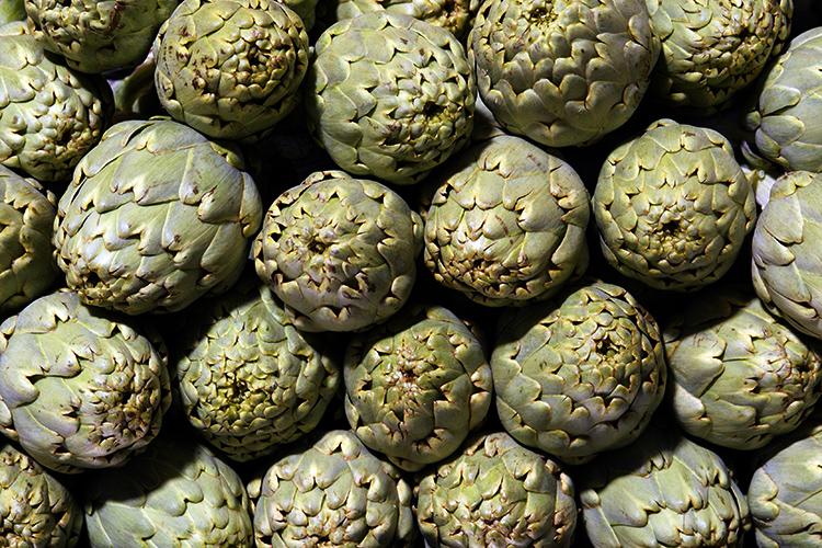 Alcachofas apiladas en el mercado.