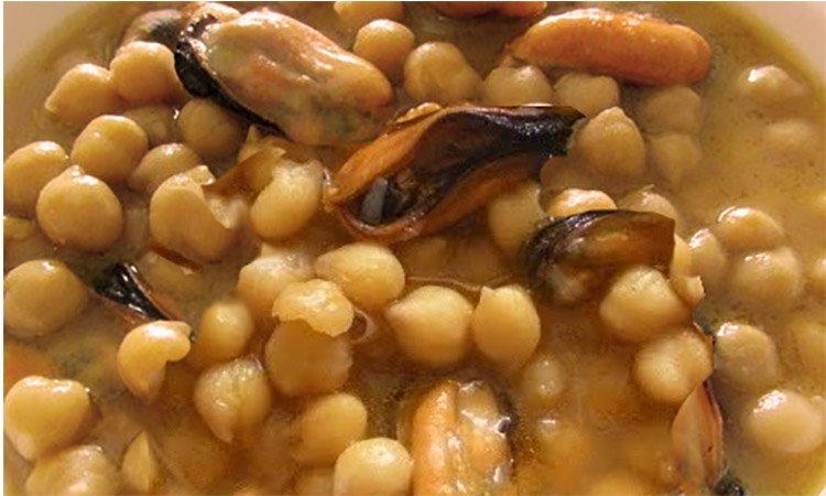 Detalle de garbanzos con mejillones.