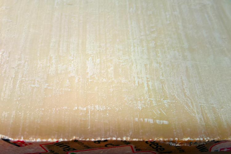 Un trozo de queso Gruyère.