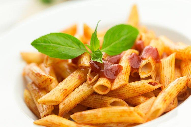 Macarrones con tomate, chorizo y jamón.