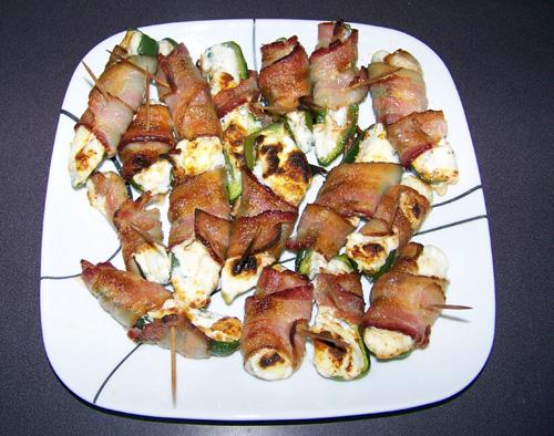 Una fuente con petardos jalapeños, chiles rellenos de queso y envueltos en bacon.
