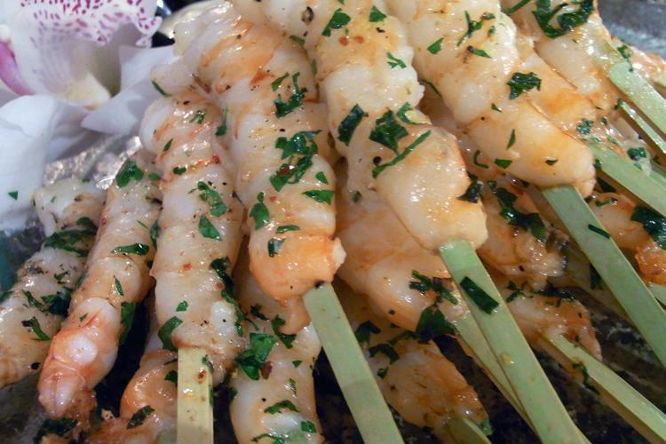 Pinchos de gambas con ajo y perejil.