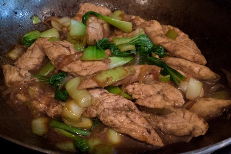 Pollo salteado en un wok.