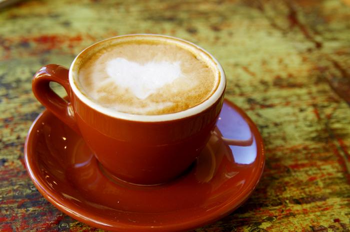 Una taza de café capuchino con un corazón dibujado en la espuma.
