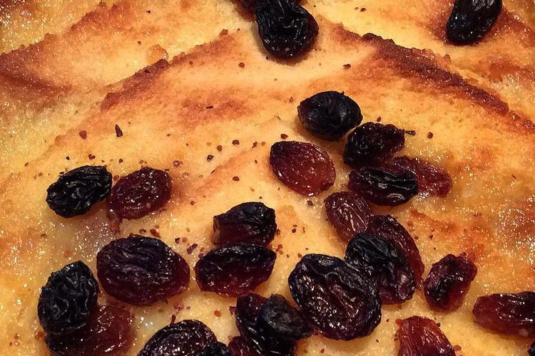 Detalle de un budín de pan y mantequilla inglés.