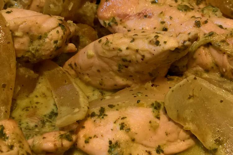 Detalle de pollo con ají verde.