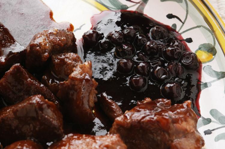 Venado con salsa de bayas