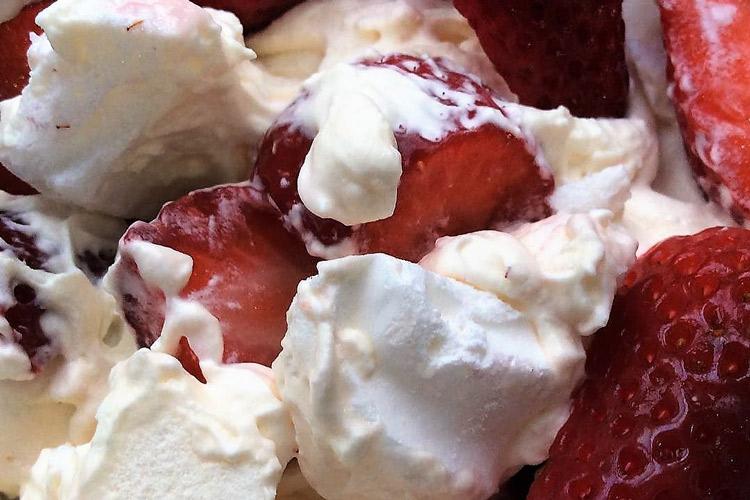 Detalle del postre Eton mess.