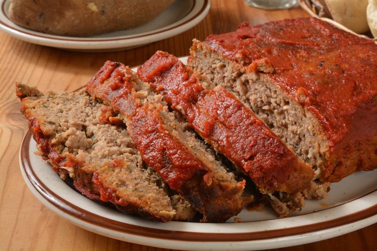 Pastel de carne con salsa de tomate.