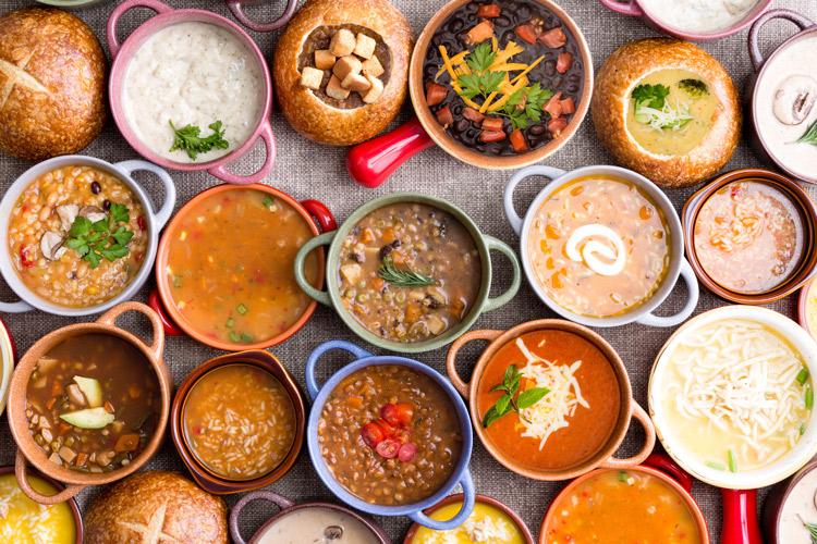 Sopas variadas presentadas en diferentes recipientes.