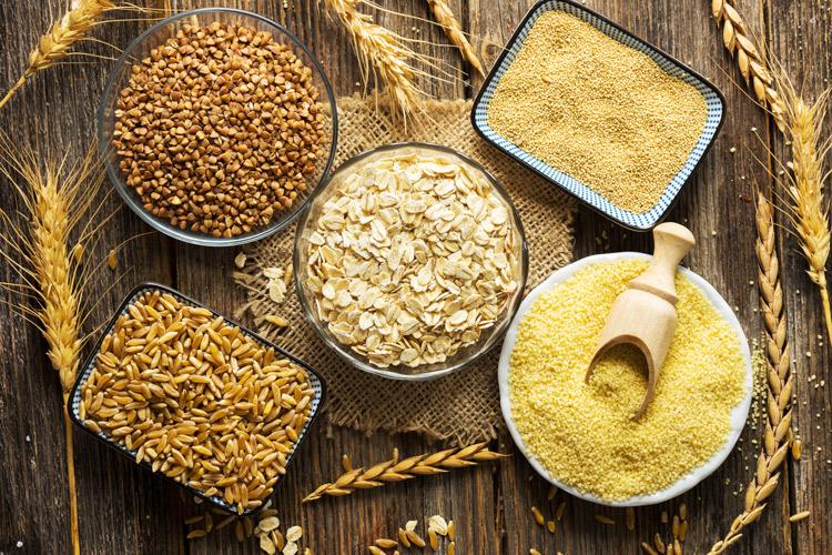 Selección de cereales y productos derivados, incluyendo trigo, copos de avena, semolina y cuscús.