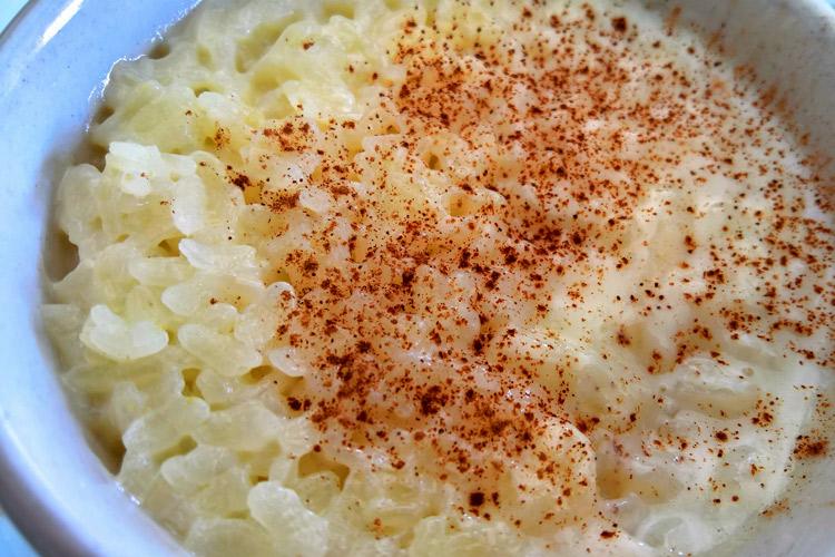 Un cuenco con arroz con leche hecho con la receta de Anita y decorado con canela molida.