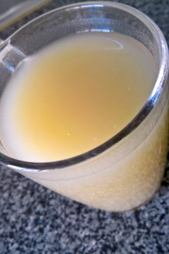 Bebida boliviana de quinua y manzana con trozos de quinua.