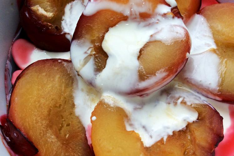 Ciruelas asadas con nata.